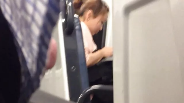 Une asiatique waptrick porno lubrique lèche la chatte de la blonde et baise dans le trou