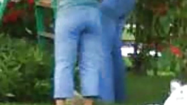 La jeune brune porno beau père Goldie travaille avec un gode dans la chatte