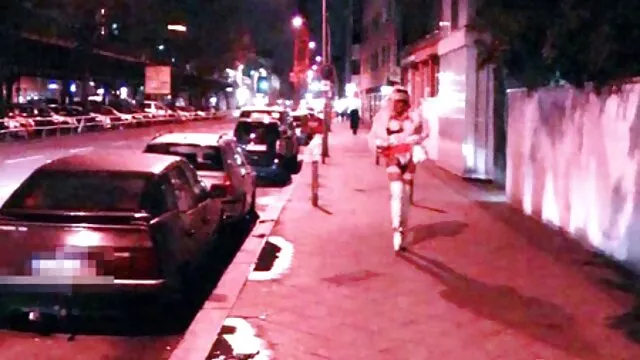 Pendant le pornos dingues massage, la masseuse s'assoit sur la bite d'une cliente sexy et baise