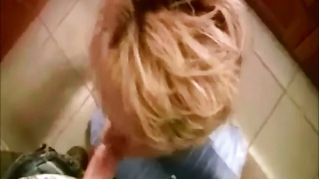 La blonde aux film gratuit xxx gros seins Sarah avec des tatouages ​​sur son corps adore baiser