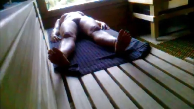 Une jeune étudiante rêvait d'avoir des relations sexuelles avec sa voisine. Quand sa femme est partie au travail, la salope s'est vintage sex film glissée dans sa chambre, et enlevant sa culotte rose, a séduit l'homme