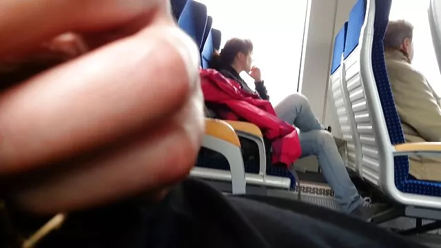 Une jeune blonde se fait défoncer avec leurs grosses pirno film bites par deux mecs chauds