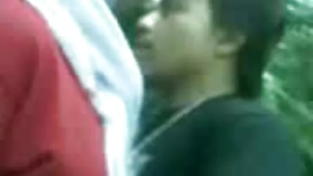 La chienne live porno gratuit en bas se caresse