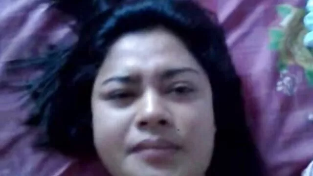 Pas gênée par une jeune fille, sa belle-mère baise avec un amant film of sex lubrique