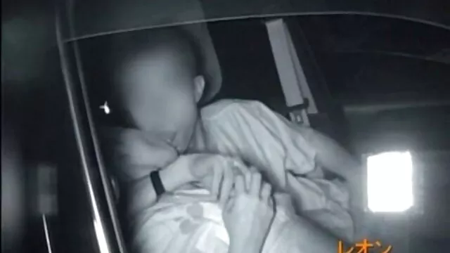 La mignonne Tina baise sa chatte sous la douche nudiste porno