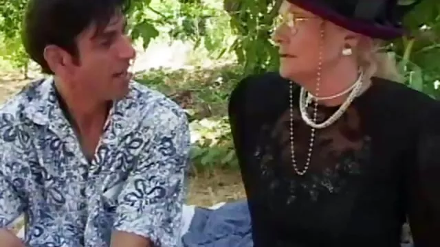 Une jeune salope caresse le pénis de son baiseur avec sa langue coquine, lèche ses couilles porno gaule et ouvre sa bouche lubrique, avale toute cette bite brûlante d'excitation