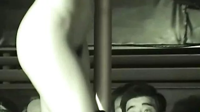 Deux mecs chauds font tourner une jeune femme film porno double penetration japonaise sur leurs bites