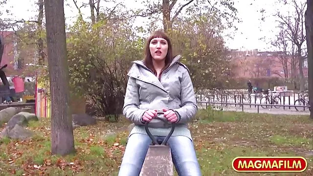 Une grosse bite de mec déchire le trou anal d'une film porno viol chienne soumise