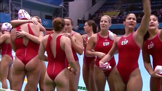 Une fille sexy de 18 film avec du sex ans en short baise dans une chatte rasée