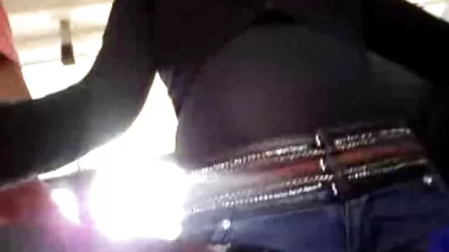 Laisse tomber du sperme sur le cul d'une porno avec sa mère lectrice