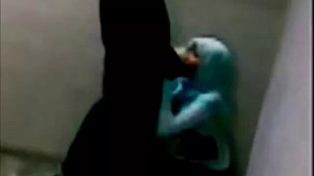 Un mari cocu offensé regarde sa femme blonde film porno tv sexy se faire baiser