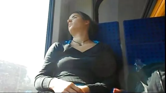 La chienne baise filme porno grati sa chatte fort avec un gode épais