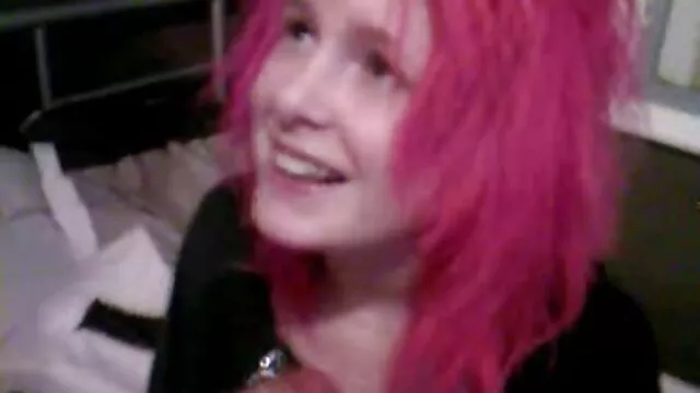 La chienne travaille film porno gratuit tukif comme mécanicien automobile, fabrique des voitures et suce les bites des clients