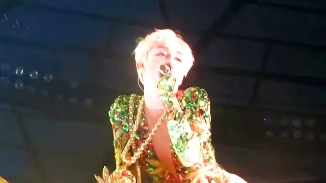 La passionnée Alexis Adams se fait film ixxx fourrer la chatte