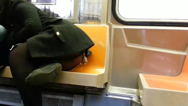 Plantureuse salope suce une longue et nxnn film noire bite