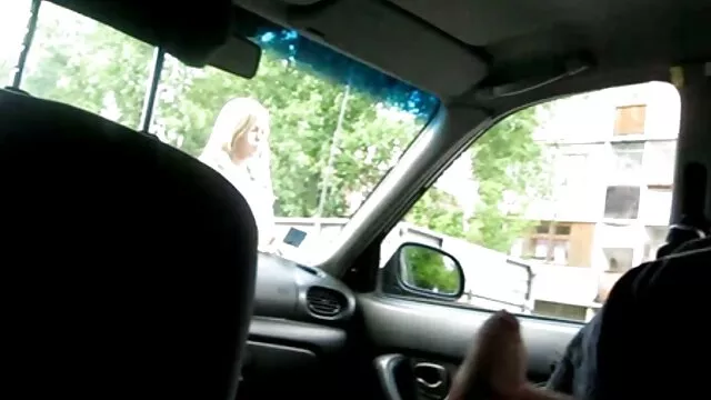 Une femme mûre a appelé un plombier french vintage porno pour réparer un robinet dans la cuisine. Mais pas seulement pour ça, elle l'a appelé ... Tante a rencontré un jeune homme en T-shirt et sans culotte!