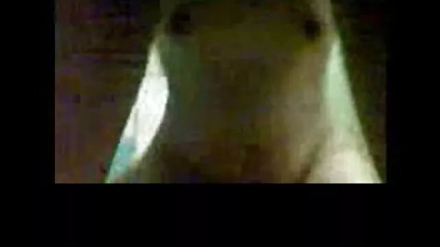 La salope a une vraie gorge porno thai qui avale de longues queues