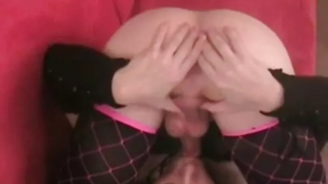 Belle transsexuelle asiatique met un mec sur vintage film porn sa bite puis remplace son cul