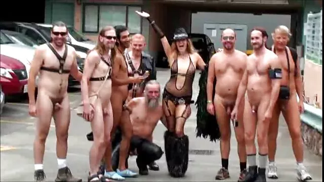 Une chienne aux gros seins baise avec sa bien-aimée près du miroir, admirant son film pornot gratuit sexe