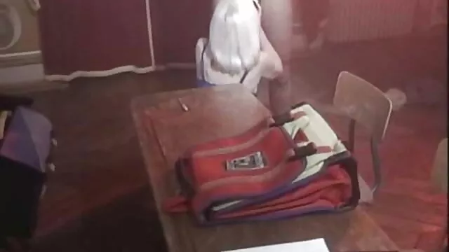 Au lieu de ronger le granit de la science et d'étudier pour des examens à l'université, cette jeune étudiante ronge le bout d'un vibromasseur et baise film porno xnxx sa chatte éternellement excitée avec.