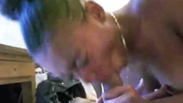 Rousse, jeune salope baise porno nain son trou sur un lit rose