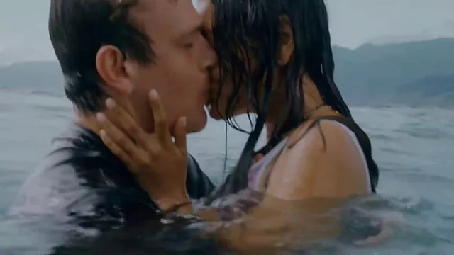 Un jeune étudiant est d'abord poussé avec différents jouets dans des film sxe trous chauds, puis une bite