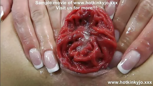 La mignonne a film xxx sucé la bite, l'a caressé avec des seins et lui a donné une sodomie