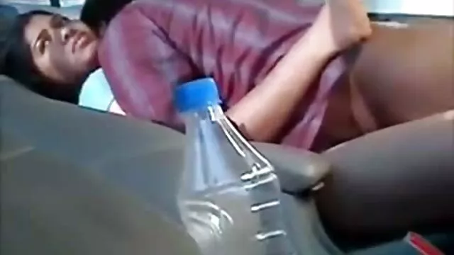 Deux hommes gonflés baisent une jeune pornodrometv blonde sexy sur le canapé