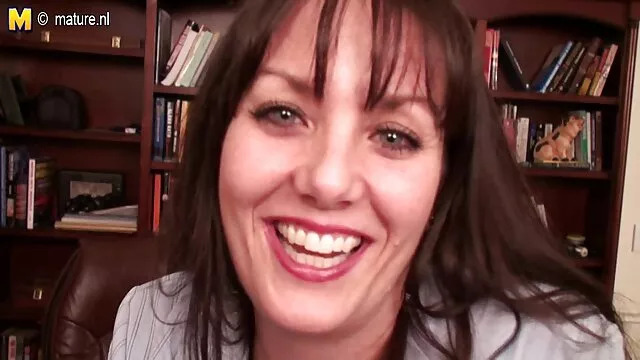 La jeune maigre Ariana Marie baise avec un xxx blonde mec après une douche