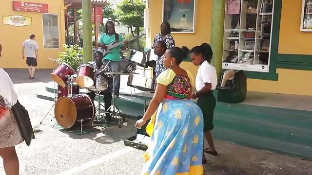 Jolie fille s'amuse dans la salle de bain avec un xxx film free mec