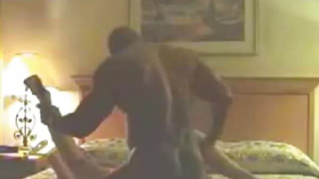 Des salopes nues s'amusent dans un bar, film pourno arab cool Mouzon, une mer de champagne et un mec qui essaie de satisfaire toutes ces filles excitées