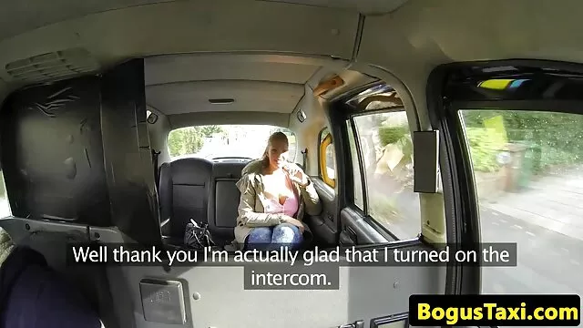 Un jeune ophelie bau porno bébé caresse sa chatte avec un gode