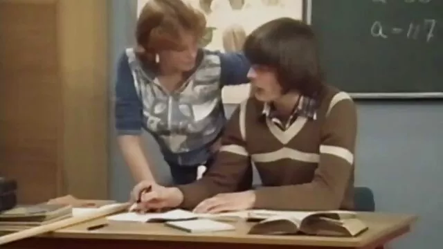 Le producteur cachant son visage sex classique baise une jolie brune au casting