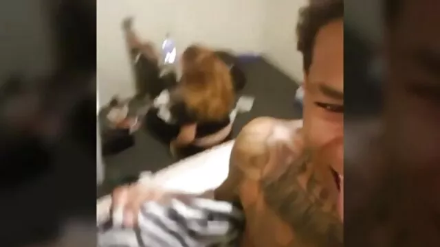 Une femme se caresse dans le porno infirmier siège du conducteur