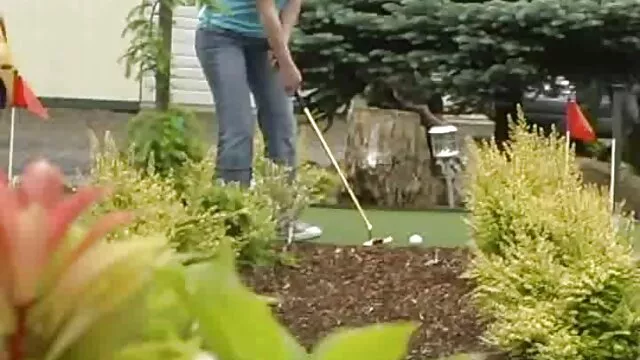 Un mec chauve lèche la porno tentacule chatte humide de Samantha Ryan et baise