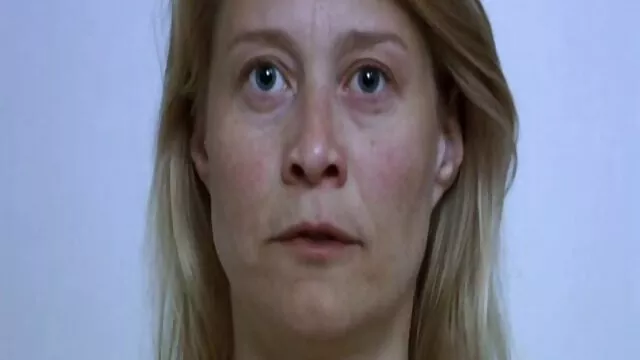 Une traite latino-américaine nue xxx luxuriante et riche le rend fou; des mains habiles et une bouche mouillée caressent le pénis, une jeune salope se permet de s'embrasser et de se baiser passionnément