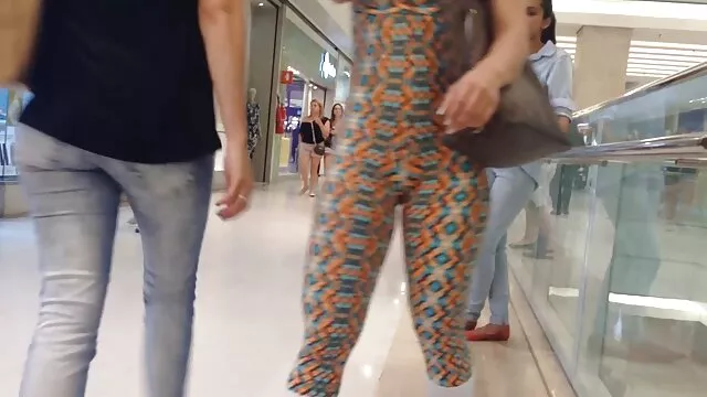 Un beau bébé baise avec un beau sexy pendant porno femme enceinte le petit déjeuner