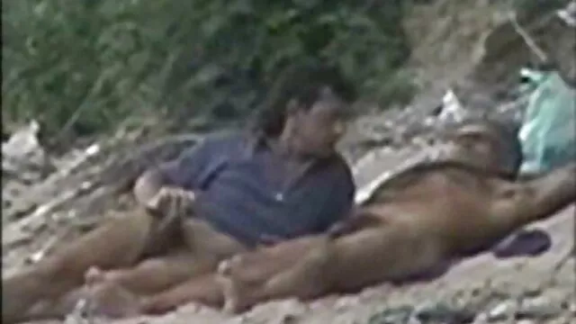 Un mec baise vidéo x streaming une nana en bas rouges et jouit dans sa bouche