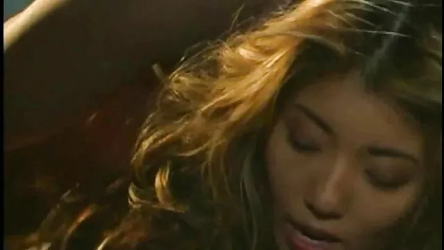 Le mec a mis une bite dans la bouche d'une fille qui voulait juste montrer comment elle adore sucer une bite, ses lèvres juteuses amèneront le jeune homme à une euphorie porno handicapé sauvage