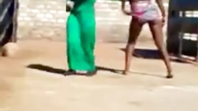 Une salope au gros cul lui a tordu le cul pendant longtemps devant le nez d'un mec le bon coin porno