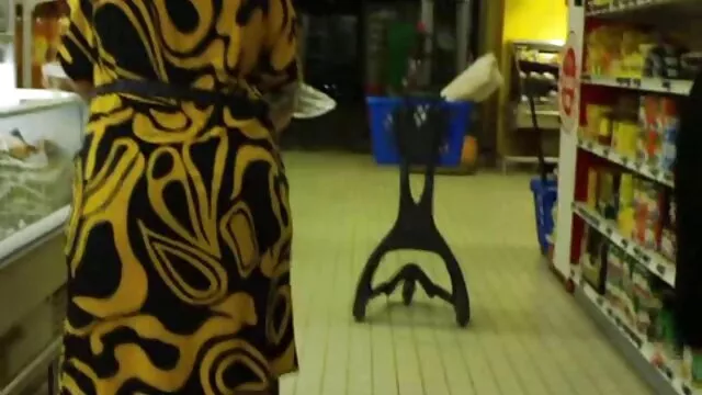 Des salopes baisent des bites porno a la piscine avec leurs gros seins