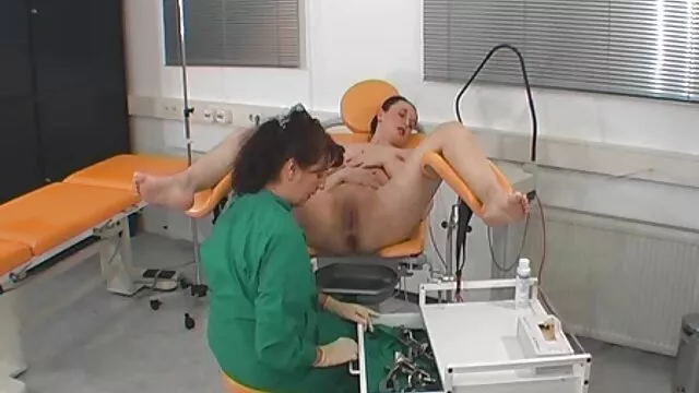 La mannequin aux gros seins était tellement excitée par la photographie qu'elle a écarté les jambes sur le canapé et a commencé à film pornodrome se baiser devant les photographes stupéfaits