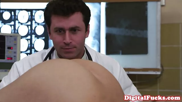 Premier sexe anal pour une blonde porno agressive maigre. Elle est ravie!