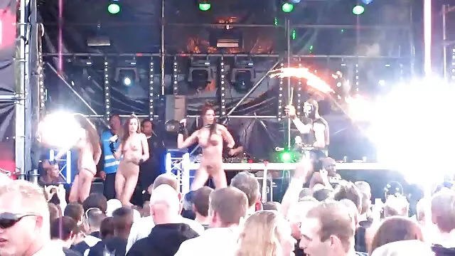 Zhopastaya negritoska pisey saute sur sa bouche et un sensuel porn mec chauve le baise