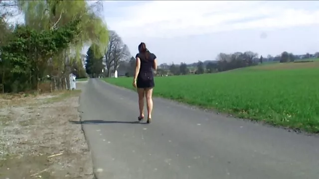 Une fille brune à gros cul avec de petits seins est devenue un crustacé, s'est penchée un film porno complet peu et le gars a inséré son énorme pénis dans l'anus du bébé