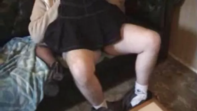 Une jeune salope branle xxx ponno sa chatte rasée