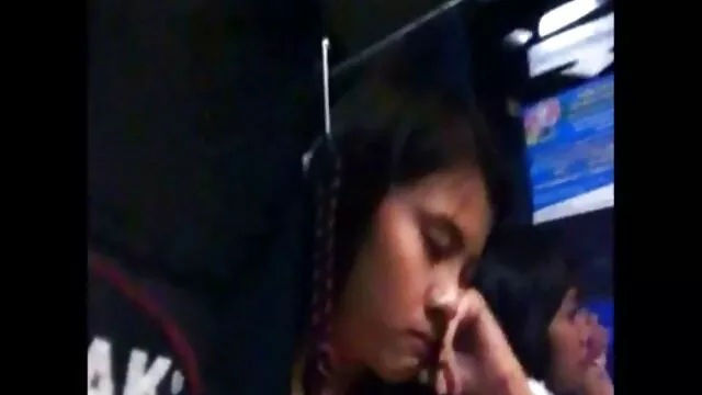 Le pourno xxx mec a ramassé deux prostituées et baisé dans une chambre d'hôtel