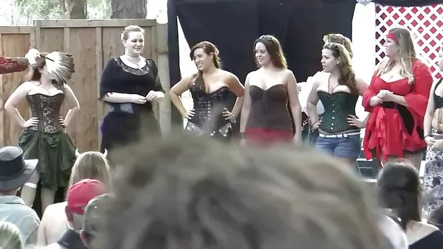 La chienne baise diligemment la chatte de porno douloureux son amie avec ses doigts et la baise anal avec sa langue