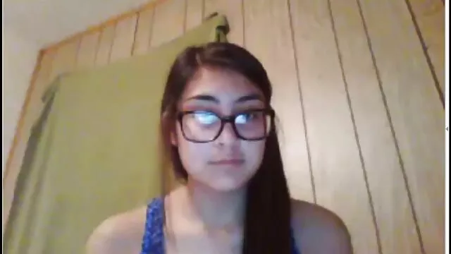 Superbe brune mignonne suce une grosse bite porno gratuit film