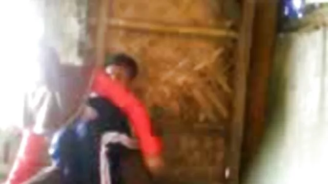 Une lesbienne blonde lèche la chatte poilue best film sex et humide d'une brune mature